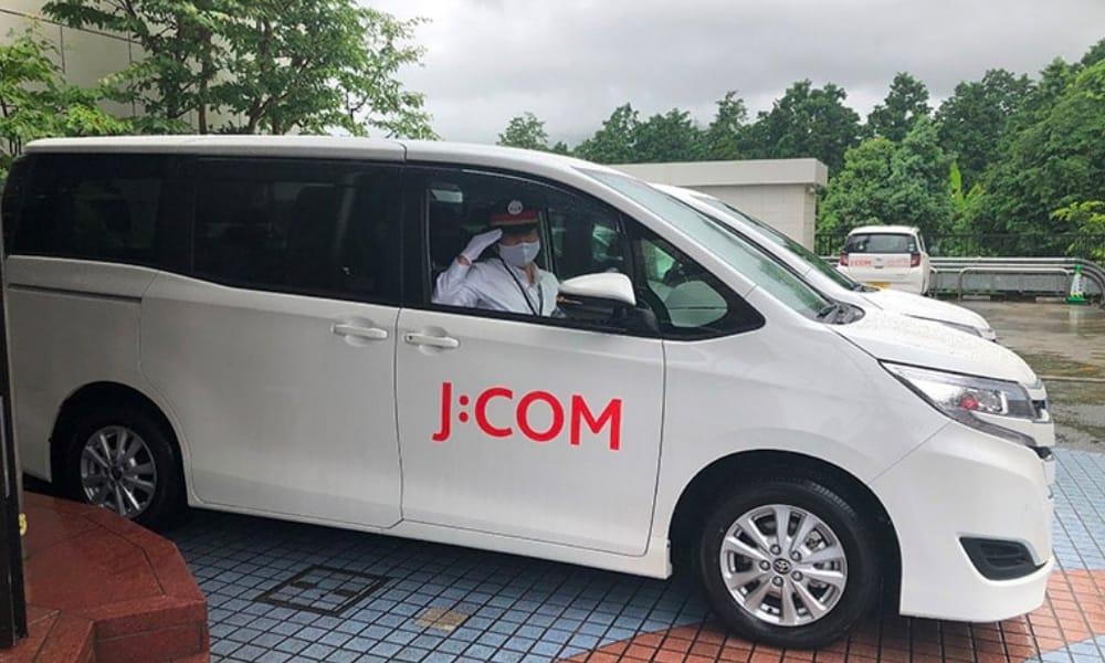 写真：ライドシェアサービスの実証実験を行うJ:COM営業車