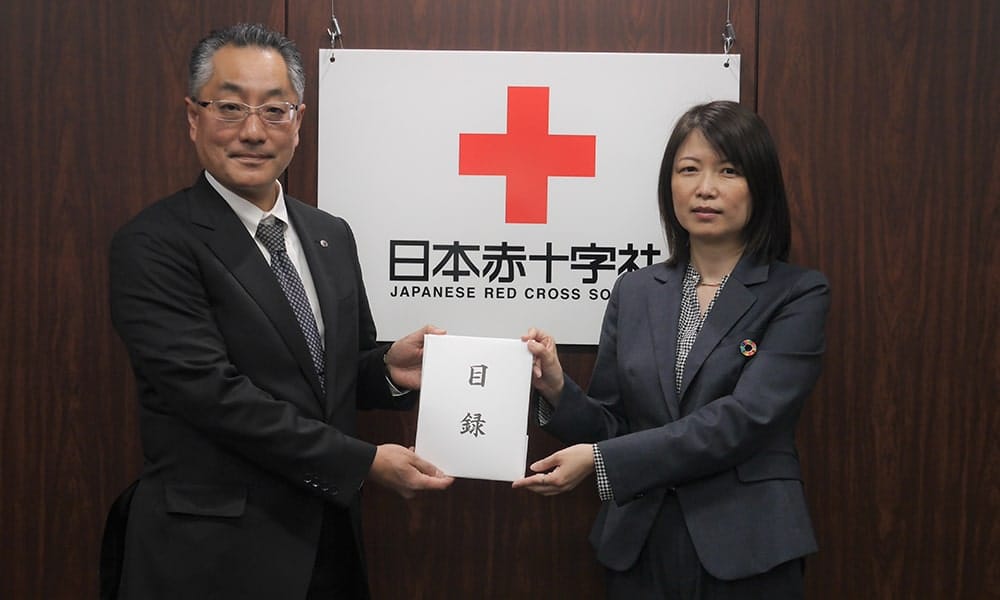左から、日本赤十字社パートナーシップ推進部長相澤達也様、J:COMサステナビリティ経営推進室長鈴木敦子