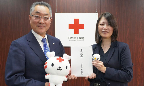 左から、日本赤十字社パートナーシップ推進部長相澤達也様、J:COMサステナビリティ経営推進室長鈴木敦子